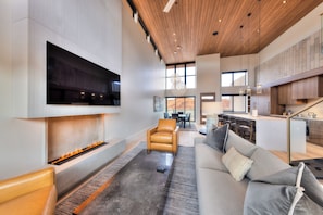 Smart TV, chimenea, estéreo