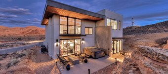 Lionsback Luxury Home | Panoramic Views | Minutes to Trails and Ntl Parks