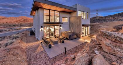 Lionsback Luxury Home | Panoramic Views | Minutes to Trails and Ntl Parks