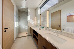 Douche, sèche-cheveux, serviettes fournies