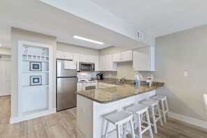 Geladeira, micro-ondas, fogão, cooktop