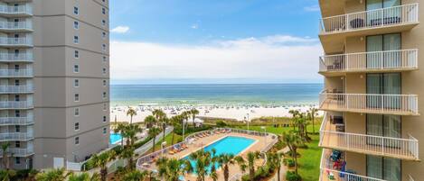 Een binnenzwembad en een verwarmd zwembad