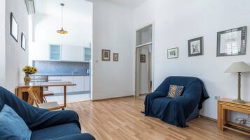 Panoramic Apartment, City View | Living area