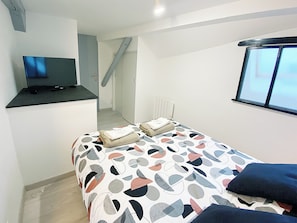 2 sovrum, skrivbord, strykjärn/strykbräda och resesäng