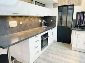 Fridge, microwave, oven, stovetop - Le Sweet Home - 5-person apartment - private parking and air conditioning (Reims)