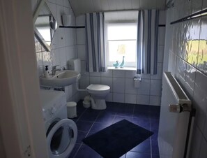 Dusj, hårføner, håndklær og såpe