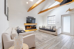 Smart TV y chimenea 