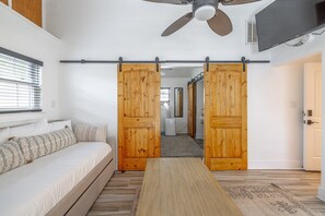 3 habitaciones, escritorio, tabla de planchar con plancha y wifi gratis 