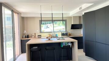 Réfrigérateur, micro-ondes, four, plaque de cuisson