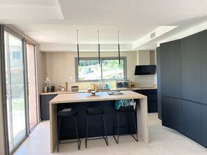 Mikrobølgeovn, ovn, kokeplater og oppvaskmaskin