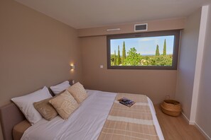 4 habitaciones, tabla de planchar con plancha y cuna de viaje