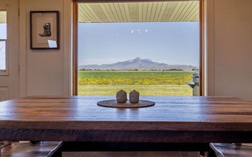 Heart Mountain Hideaway- Private Western Getaway, Mountain Views