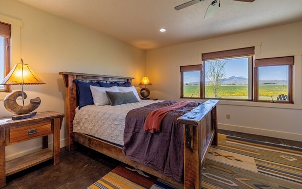 3 bedrooms, desk, WiFi