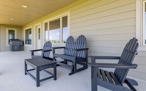 Terrace/patio - Heart Mountain Hideaway- Private Western Getaway, Mountain Views (Powell)