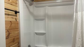 Serviettes fournies, savon, papier toilette