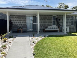 Terrace/patio - Quiet and private guesthouse close to CBD, golf course, beaches and stadium. (North Boambee Valley)