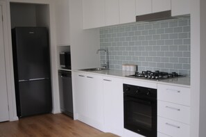 Microwave, oven, stovetop, dishwasher - Quiet and private guesthouse close to CBD, golf course, beaches and stadium. (North Boambee Valley)