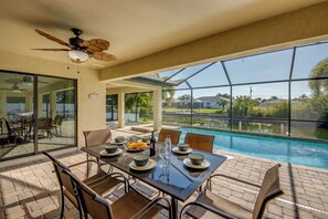 Outdoor dining - Villa Oorah Summer Special with a Heated Pool, Waterfront, WIFI, Kayak, ... (Cape Coral)