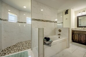 Shower, hair dryer, towels - Villa Oorah Summer Special with a Heated Pool, Waterfront, WIFI, Kayak, ... (Cape Coral)