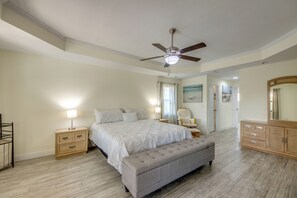 4 bedrooms, desk, iron/ironing board, travel cot - Villa Oorah Summer Special with a Heated Pool, Waterfront, WIFI, Kayak, ... (Cape Coral)