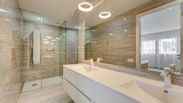 Appartamento Comfort, 1 camera da letto, terrazzo, vista piscina | Bagno | Doccia, asciugacapelli, bidet, asciugamani