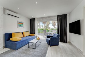 Comfort appartement, 1 slaapkamer, terras, uitzicht op zwembad | Gratis wifi