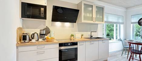 Stovetop, dishwasher, coffee/tea maker, electric kettle