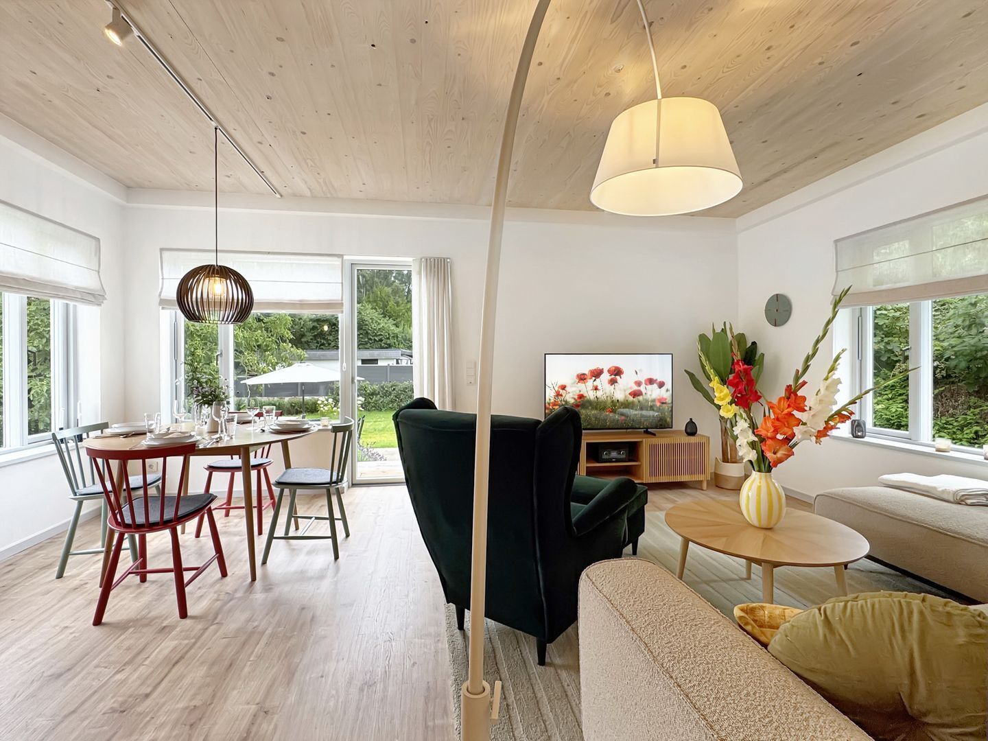 Fernseher, Tischtennisplatte, Stereoanlage