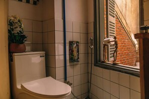 Dusch, hårtork, handdukar och tvål
