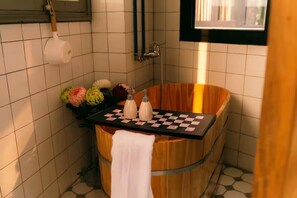 Regadera, secadora de cabello, toallas, jabón