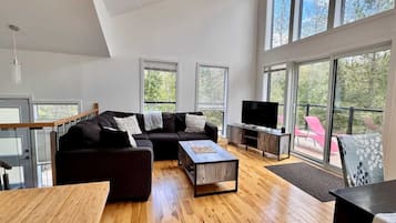 Televisie, een stereo en een kantoor