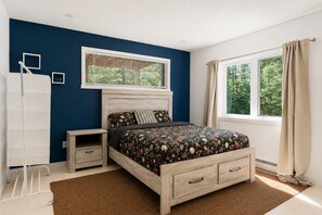 3 bedrooms, desk, travel cot, WiFi