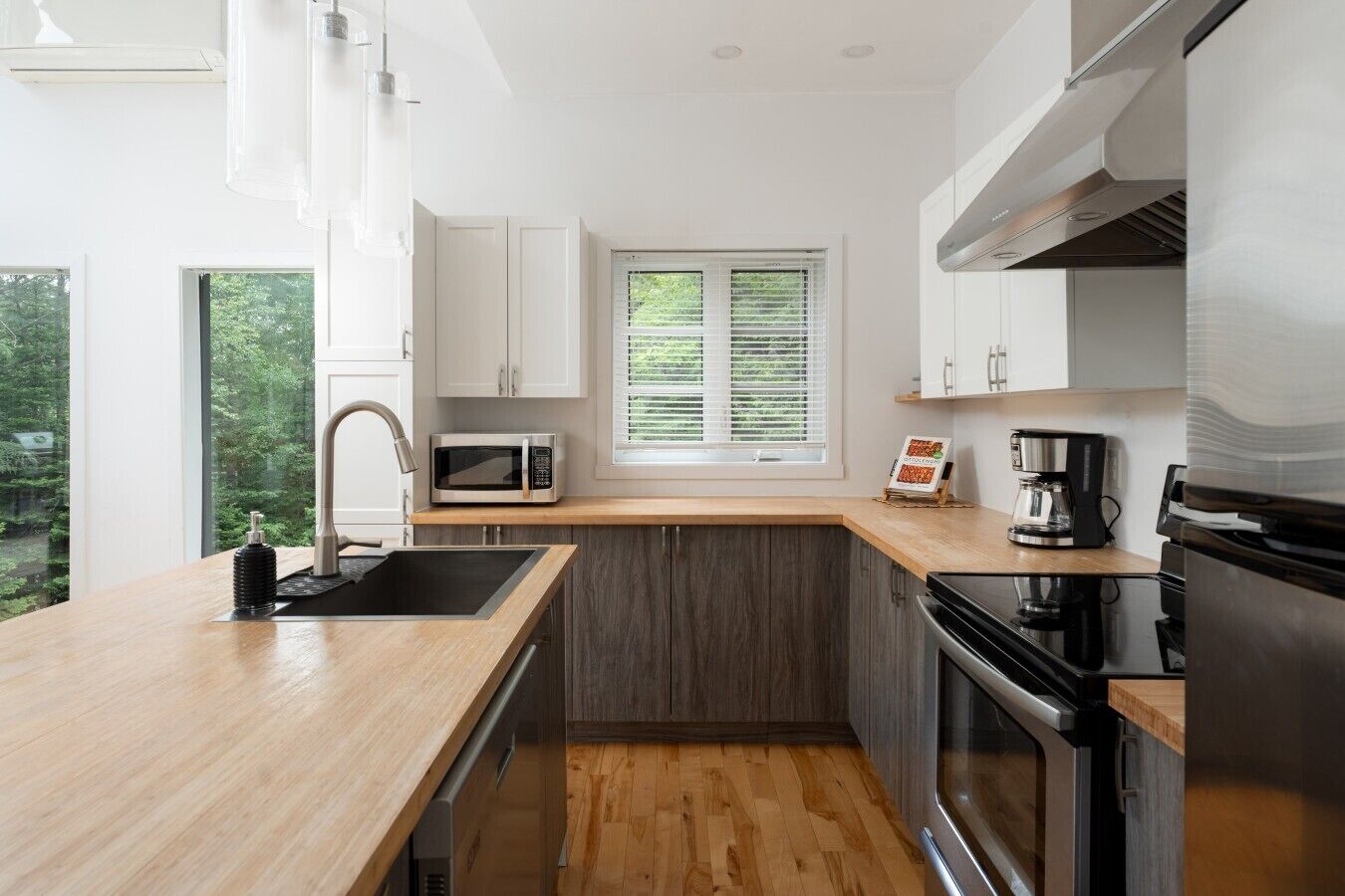 Coffee/tea maker, fridge, microwave, oven