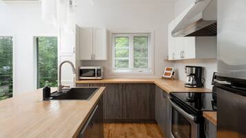 Coffee/tea maker, fridge, microwave, oven