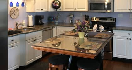 Ocean view 5-bedroom house in Narragansett with AC, WiFi, beach pass