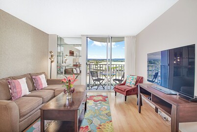 Hilo Lagoon Centre 707, air conditioned 2 bedroom, 2 bath condo in Hilo