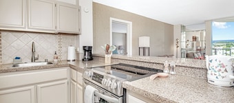 Hilo Lagoon Centre 707, air conditioned 2 bedroom, 2 bath condo in Hilo