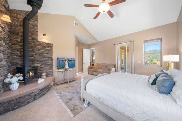 House | 4 bedrooms, Internet - Bright Family Getaway Mountain Views Outdoor Living (Lake Hughes)