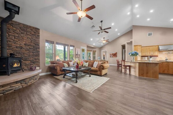 House | 4 bedrooms, Internet - Bright Family Getaway Mountain Views Outdoor Living (Lake Hughes)