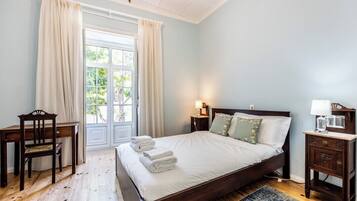 4 bedrooms, iron/ironing board, WiFi, bed sheets