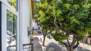 An outdoor area with a tree, a lamp post, and a building entrance. - Casa Matias - Stylish 4BR Apartment • Lagos Old Town (Lagos)