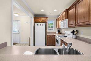 冷蔵庫、電子レンジ、オーブン、コンロ