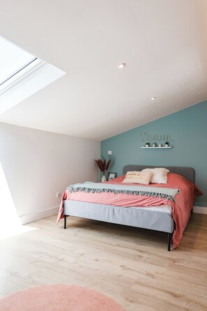 5 bedrooms, desk, iron/ironing board, WiFi