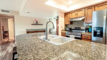 Kühlschrank, Mikrowelle, Herdplatte, Geschirrspüler