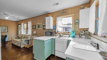 Refrigerador, microondas, horno, placa de cocina