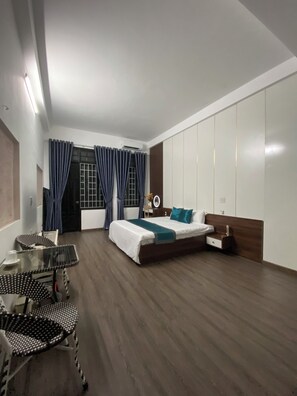 Camera familiare, balcone, vista città | Materassi Select Comfort, una scrivania, postazione laptop