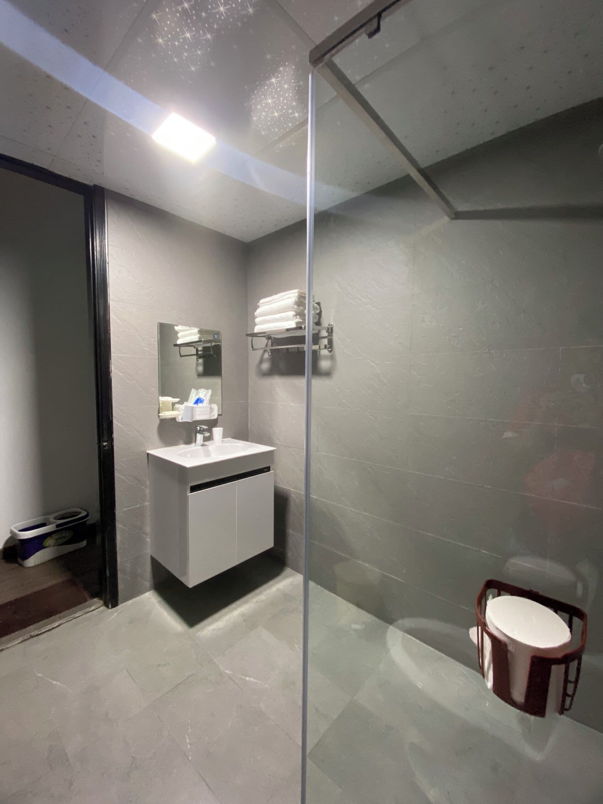 Familierom, balkong, byutsikt | Bad | Dusj, regndusjhode, designertoalettartikler og hårføner