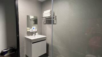 Habitación familiar, balcón, vista a la ciudad | Baño | Regadera, regadera tipo lluvia, amenidades de baño de diseñador