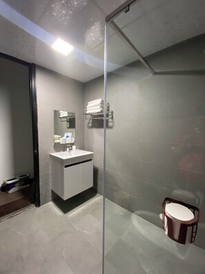 Camera familiare, balcone, vista città | Bagno | Doccia, soffione a pioggia, set di cortesia firmato, asciugacapelli