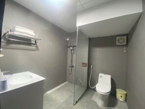 Kahden hengen standard-huone | Kylpyhuone | Suihku, sadesuihkupää, designer-hygieniatuotteet, hiustenkuivaaja